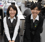 学校の雰囲気の良さはご覧の通り！教務課のスタッフです。