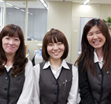 学校の雰囲気の良さはご覧の通り！教務課のスタッフです。