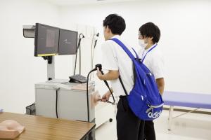 クリニカルスキル体験では、聴診や内診の他にも心肺蘇生や内視鏡なども体験