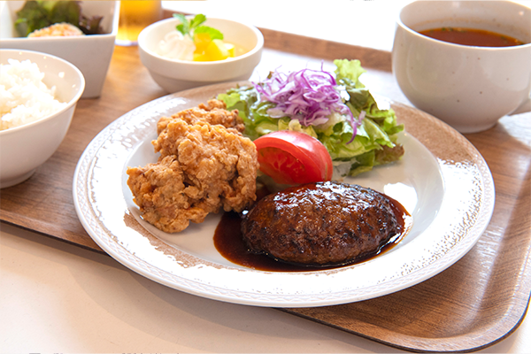学院食堂の美味しい食事付です。