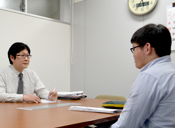 本番さながらの緊張感の中で行う面接指導 画像