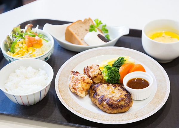 学院食堂の美味しい昼食付です。