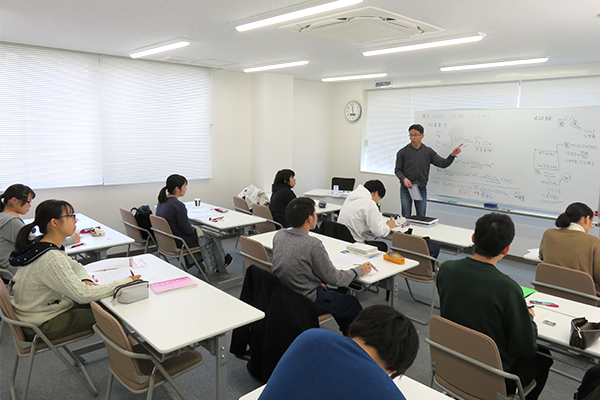 指導を行うのは医学部受験に精通した富士学院講師陣