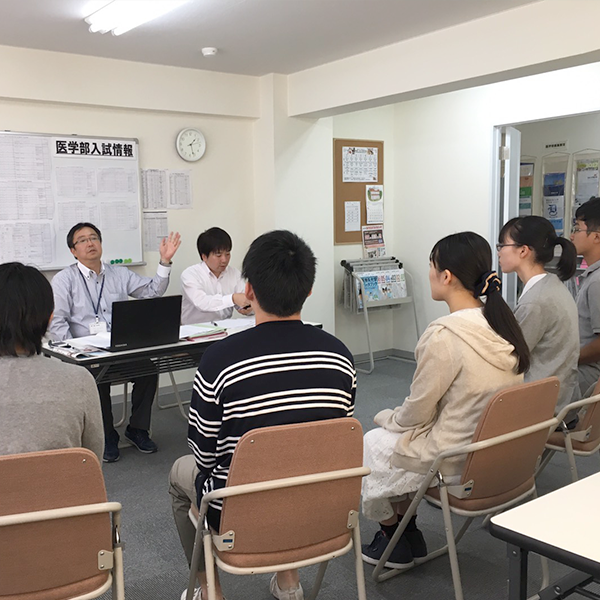 一次試験合格者には面接・小論文対策も実施